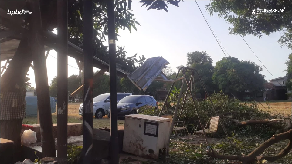 DITERJANG ANGIN KENCANG, 1 UNIT WARUNG RUSAK TERTIMPA POHON TUMBANG