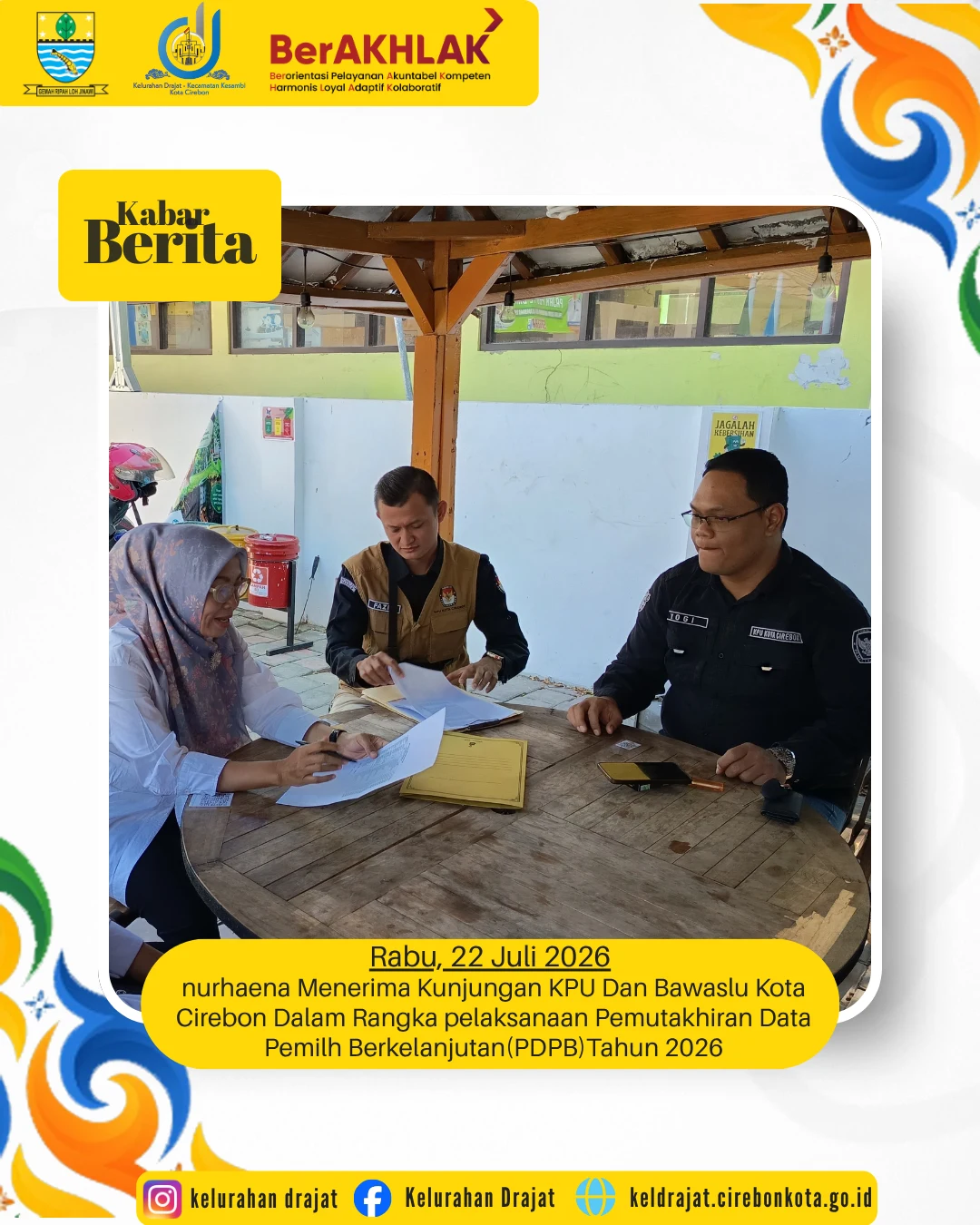 Sekretaris Kelurahan Drajat,Nurhaena,S.Kep beserta Evi Aviati,S.Sos,Kasie Pemerintahan Kecamatan Kesambi Menerima Kunjungan Dari KPU dan Bawaslu Kota Cirebon.